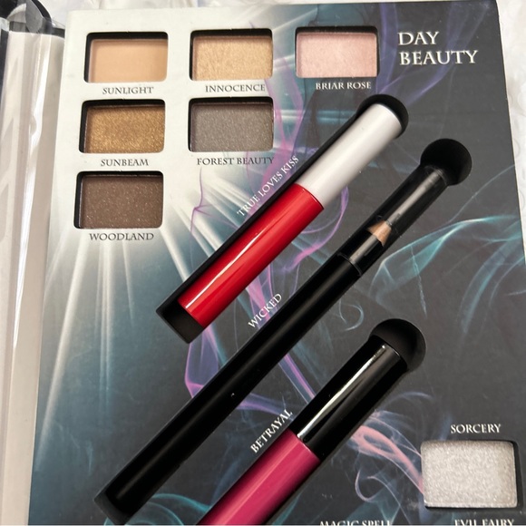 e.l.f. Disney Good vs Evil Let the Drama Begin Beauty Book super Rare find new - Picture 10 of 13